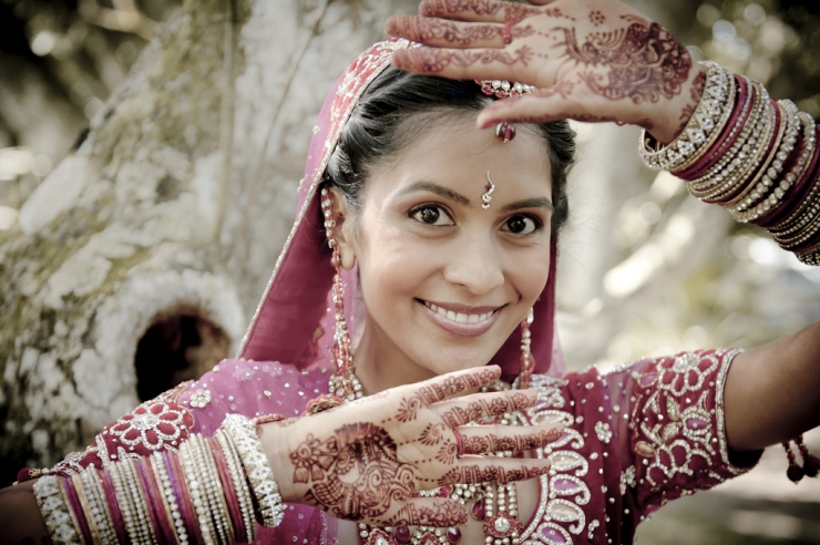 mariage-hindou-femme-henne-full-12152866